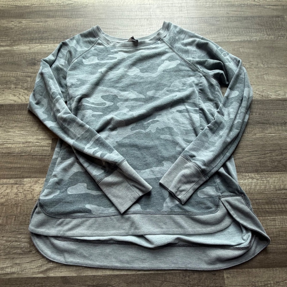 Danskin Womens Grey Camo Print Sweatshirt High Low Hem Pullover Size Medium
